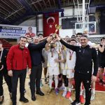 Parkede-sari-siyah-renklertabelada-yine-bir-zafer…🏆🖤💛Buyuk-Erkekler-Basketbol-Liginin-namag-2-150x150 Serdivan Belediyesi, Büyük Erkekler Basketbol Ligi Finalinde Yenikent’i 90–72 Yenerek Şampiyon Oldu